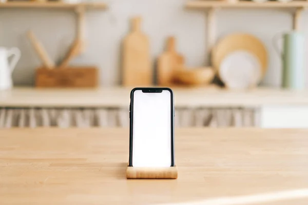 Smartphone Vertical White Screen Wooden Table Kitchen High Quality Photo — Stock Photo, Image