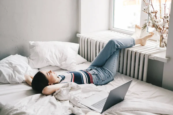 Ung Kaukasisk Brunett Kvinna Ligger Sängen Koppla Morgonen Hemma Och — Stockfoto