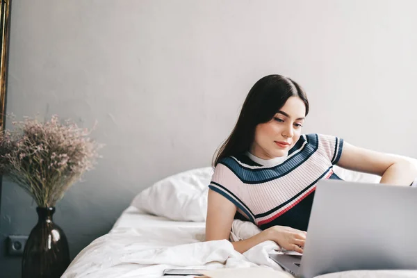 Gyönyörű Fiatal Kaukázusi Aki Otthon Pihen Egy Ágyon Laptopot Használ — Stock Fotó