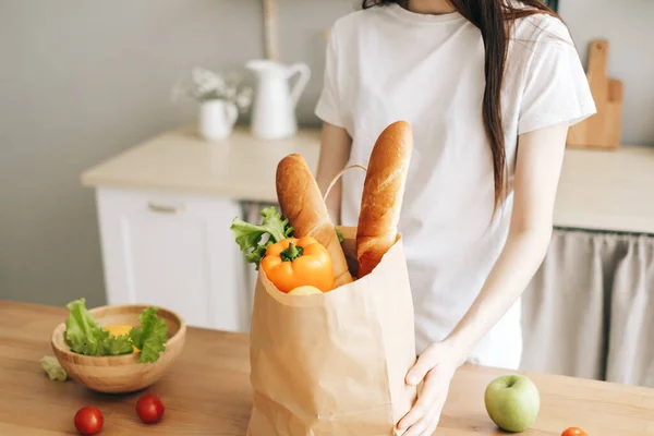 Beyaz Kadın Modern Mutfakta Taze Sebze Baget Ile Birlikte Eko — Stok fotoğraf