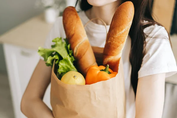 白人女性はモダンなキッチンで新鮮な野菜やバゲットとエコショッピングバッグを保持しています 高品質の写真 — ストック写真