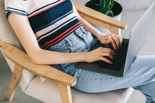 Mulher Usando Computador Portátil Digitando Teclado Freelancer Trabalhando Longe Casa — Fotografia de Stock