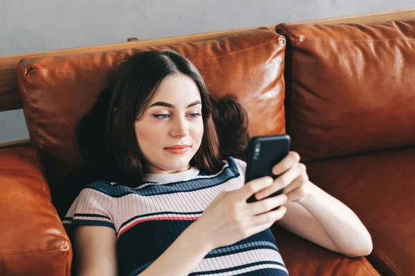 Ung Lugn Kaukasisk Kvinna Med Hjälp Mobiltelefon Avkopplande Liggande Bekväm — Stockfoto