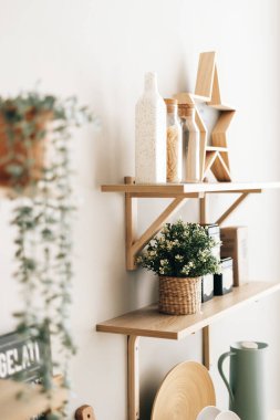 Modern parlak mutfağın ahşap raflarında market ve mutfak gereçleri..