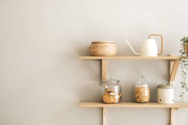 Modern parlak mutfağın ahşap raflarında market ve mutfak gereçleri..