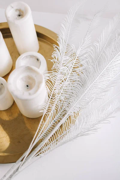 桌上放着金盘 上面放着白色的蜡烛和装饰植物的枝条 高质量的照片 — 图库照片
