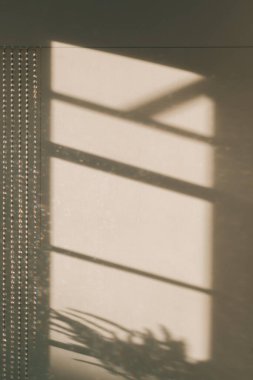 Sıcak pencere gölgesi olan beyaz bir duvar. Yüksek kalite fotoğraf