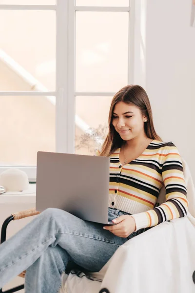 Atractiva Joven Mujer Caucásica Utilizar Ordenador Portátil Sentado Sillón Sala — Foto de Stock