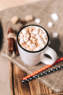 Tahta tahtada kremalı sıcak kakao. Yüksek kalite fotoğraf