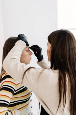 Kaş şekillendirme prosedürü, kaş şekillendirme ustası..