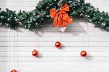 Noel ağacı dalları ve oyuncakları olan beyaz duvar. Yüksek kalite fotoğraf