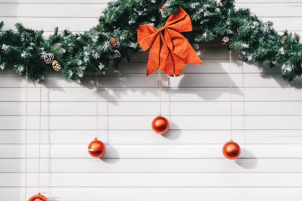 Noel ağacı dalları ve oyuncakları olan beyaz duvar. Yüksek kalite fotoğraf