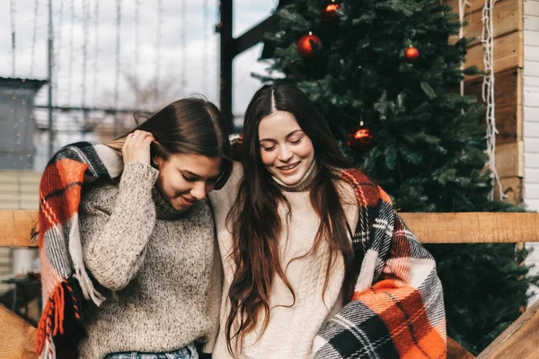 Dos Jóvenes Amigas Caucásicas Divirtiéndose Patio Trasero Navidad Foto Alta — Foto de Stock