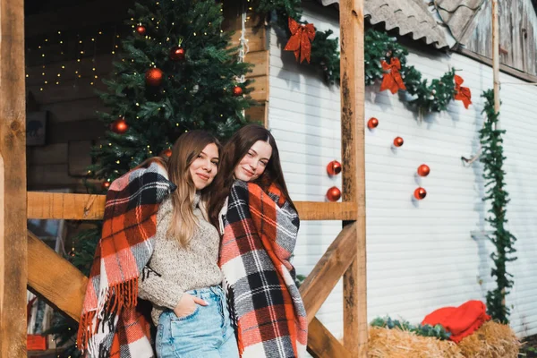 Δύο Χαρούμενες Λευκές Φίλες Ποζάρουν Στην Πίσω Αυλή Χριστουγεννιάτικα Στολίδια — Φωτογραφία Αρχείου