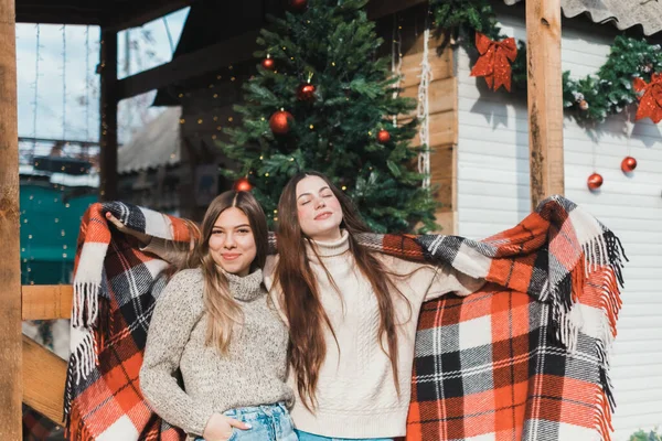 Duas Mulheres Caucasianas Alegres Amigos Posando Quintal Com Decorações Natal — Fotografia de Stock