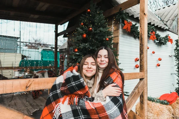 Dos Alegres Amigas Caucásicas Posando Patio Trasero Con Decoraciones Navideñas — Foto de Stock