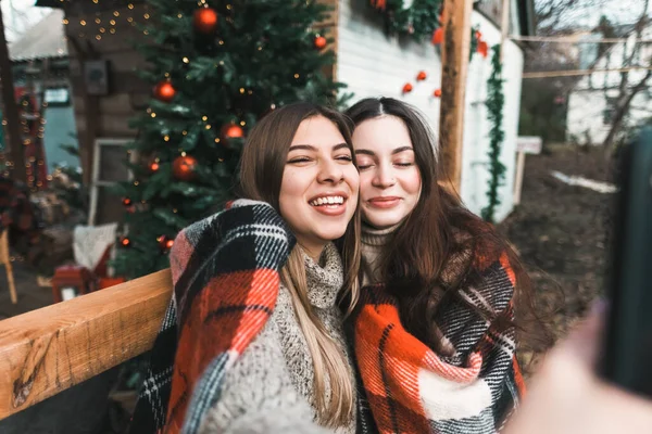 Duas Mulheres Caucasianas Alegres Amigos Divertindo Fazendo Selfie Quintal Com — Fotografia de Stock