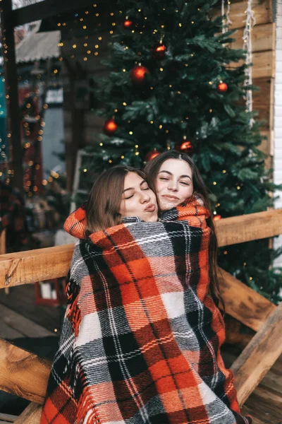 Δύο Νεαρές Λευκές Φίλες Διασκεδάζουν Στην Πίσω Αυλή Χριστούγεννα Υψηλής — Φωτογραφία Αρχείου