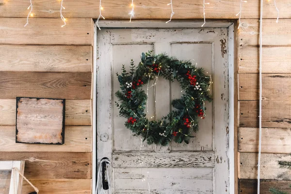 Drewniane Białe Drzwi Domu Ozdobione Świątecznym Wieńcem Wysokiej Jakości Zdjęcie — Zdjęcie stockowe
