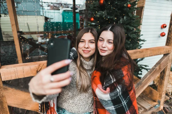 Duas Mulheres Caucasianas Alegres Amigos Divertindo Fazendo Selfie Quintal Com — Fotografia de Stock