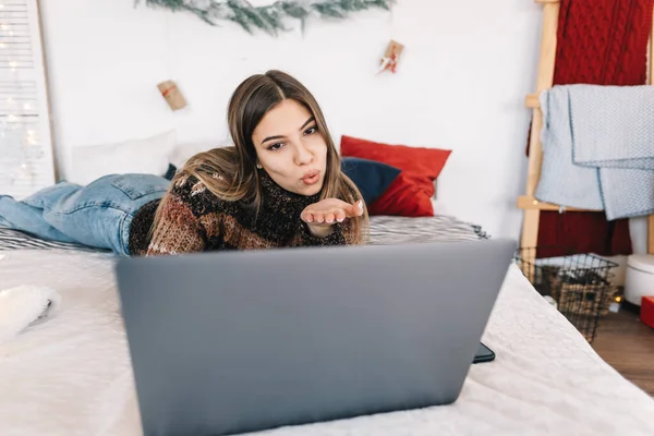 Fiatal Kaukázusi Kíván Boldog Karácsonyt Videohívás Segítségével Laptop Számítógép Ünnepek — Stock Fotó