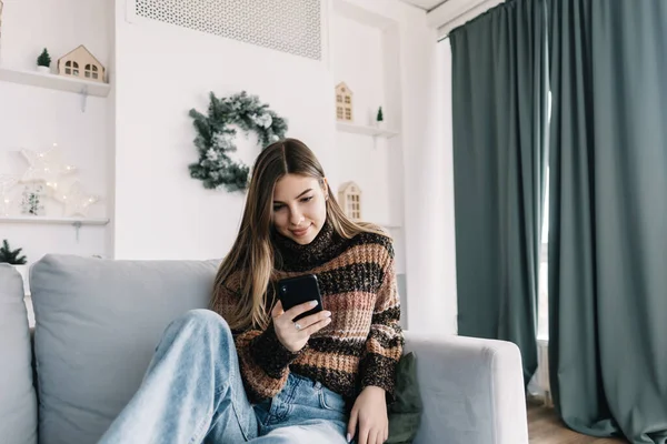 Joven Mujer Caucásica Sonriente Usando Teléfono Móvil Vacaciones Casa Sofá — Foto de Stock