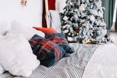 Yatak odasının içi büyük yatak odası ve süslemeli Noel ağacı. Yüksek kalite fotoğraf