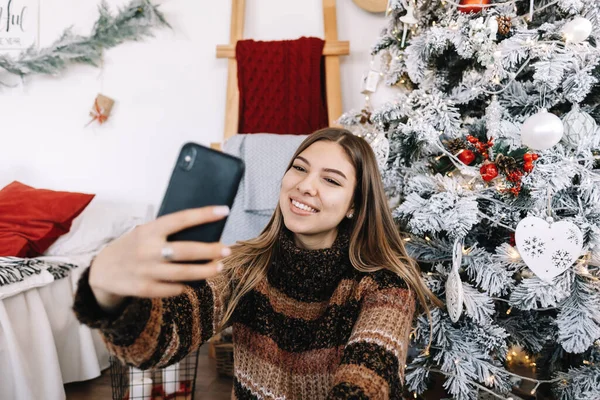 Νεαρή Καυκάσια Γυναίκα Επιθυμεί Καλά Χριστούγεννα Βιντεοκλήση Χρησιμοποιώντας Κινητό Τηλέφωνο — Φωτογραφία Αρχείου