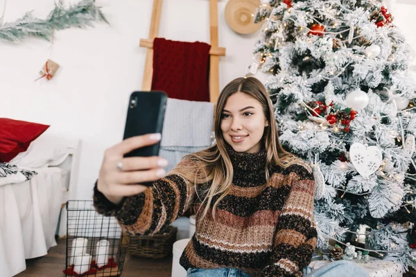 Νεαρή Χαμογελαστή Καυκάσιος Γυναίκα Κάνει Selfie Χρησιμοποιώντας Κινητό Τηλέφωνο Κοντά — Φωτογραφία Αρχείου