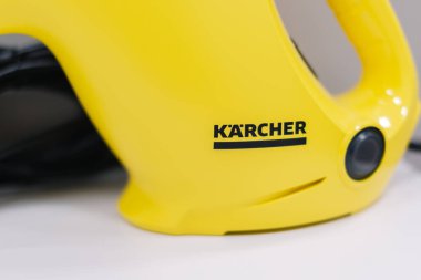 Karcher 'dan logolu buharlı temizleyici. Yüksek kalite fotoğraf
