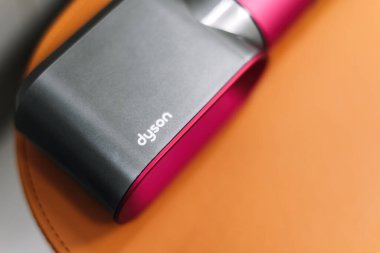 Dyson 'dan saç kurutma makinesi ve stilisti. Yüksek kalite fotoğraf