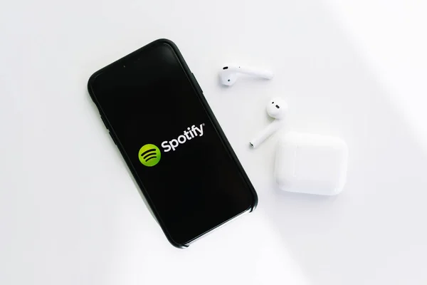 Logo Spotify Pantalla Del Iphone Con Airpods Foto Alta Calidad —  Fotos de Stock