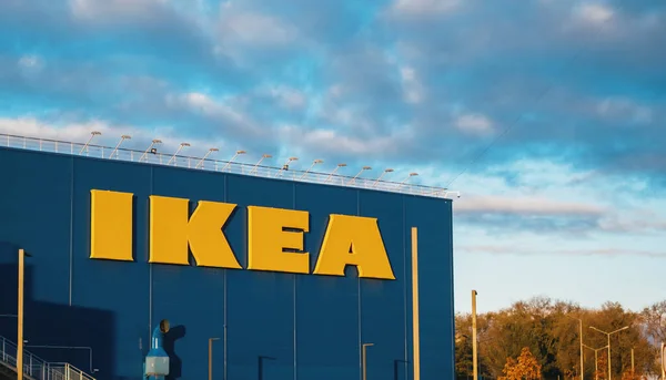 Магазин Ikea Большой Логотип Голубой Стене Высокое Качество Фото — стоковое фото