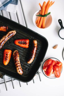 Sebzeli ızgarada sosis ve dolmalık biber. Yüksek kalite fotoğraf