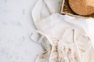 Beyaz arka planda eko pamuk ve net alışveriş torbası. Yüksek kalite fotoğraf