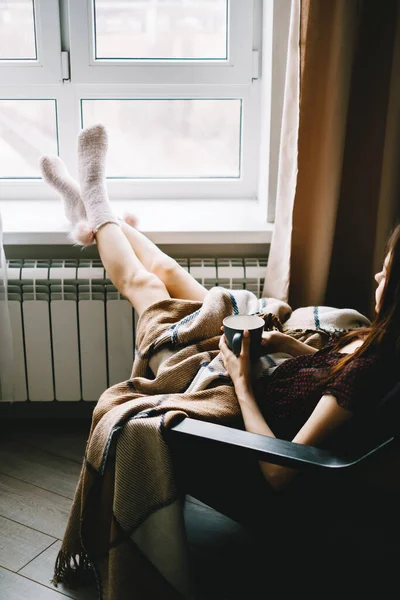 Jovem Descansando Poltrona Perto Janela Bebendo Chá Quente Envolto Cobertor — Fotografia de Stock