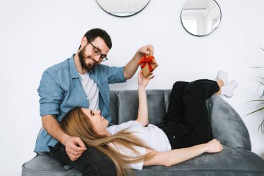 Sevgilisine sürpriz yapan erkek, sevgilisinin sevgililer gününü ya da yıldönümünü kutlayan mutlu bir çiftti. Yüksek kalite fotoğraf