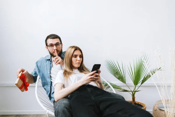 Hombre Sorprendió Novia Con Regalo Feliz Pareja Celebrando Día San — Foto de Stock