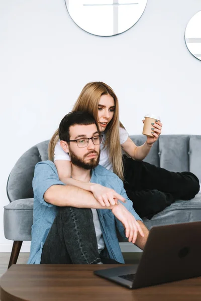 Pareja Joven Usando Ordenador Portátil Descansando Sofá Casa Juntos Foto — Foto de Stock