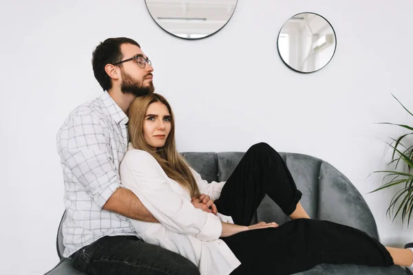 Joven Pareja Feliz Abrazar Descansar Sofá Casa Foto Alta Calidad — Foto de Stock