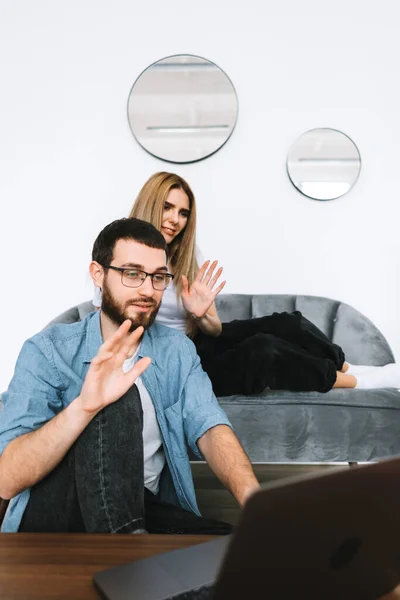 Pareja Joven Que Utiliza Ordenador Portátil Mirando Pantalla Del Ordenador — Foto de Stock