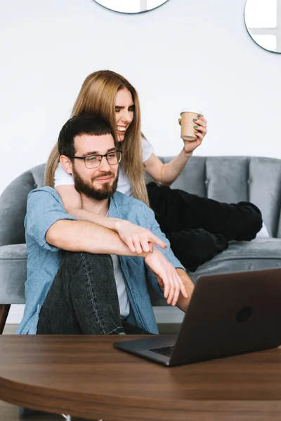 Pareja Joven Usando Ordenador Portátil Descansando Sofá Casa Juntos Foto — Foto de Stock