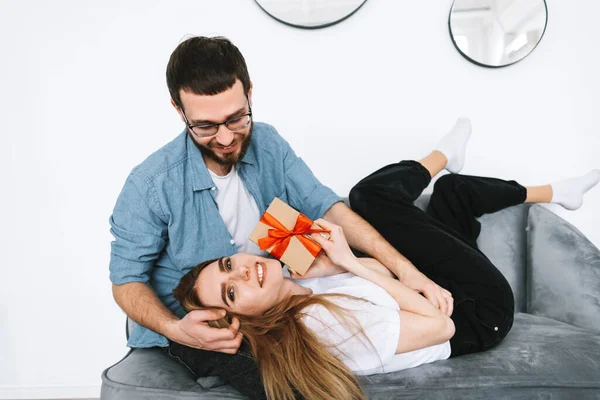 Homem Surpreendeu Sua Namorada Com Presente Casal Feliz Celebrando Dia — Fotografia de Stock