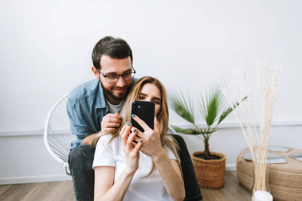 Joven Pareja Alegre Utilizando Teléfono Móvil Haciendo Selfie Teléfono Inteligente — Foto de Stock