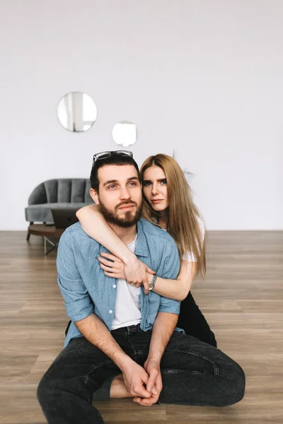 一对快乐的夫妇坐在新公寓地板上的画像 高质量的照片 — 图库照片