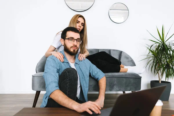 Pareja Joven Usando Ordenador Portátil Información Navegación Mirando Pantalla Del — Foto de Stock