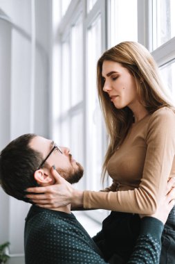 Genç çiftler birbirlerini kucakladı, ilişki kavramı. Yüksek kalite fotoğraf