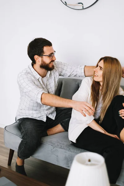 Joven Pareja Alegre Tirando Diversión Sofá Casa Abrazándose Foto Alta — Foto de Stock