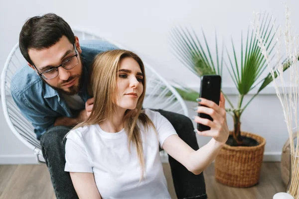 Joven Pareja Alegre Utilizando Teléfono Móvil Haciendo Selfie Teléfono Inteligente — Foto de Stock