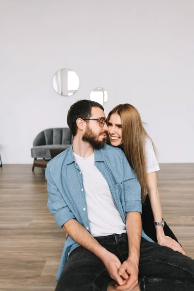 Retrato Pareja Alegre Sentada Suelo Apartamento Nuevo Foto Alta Calidad — Foto de Stock